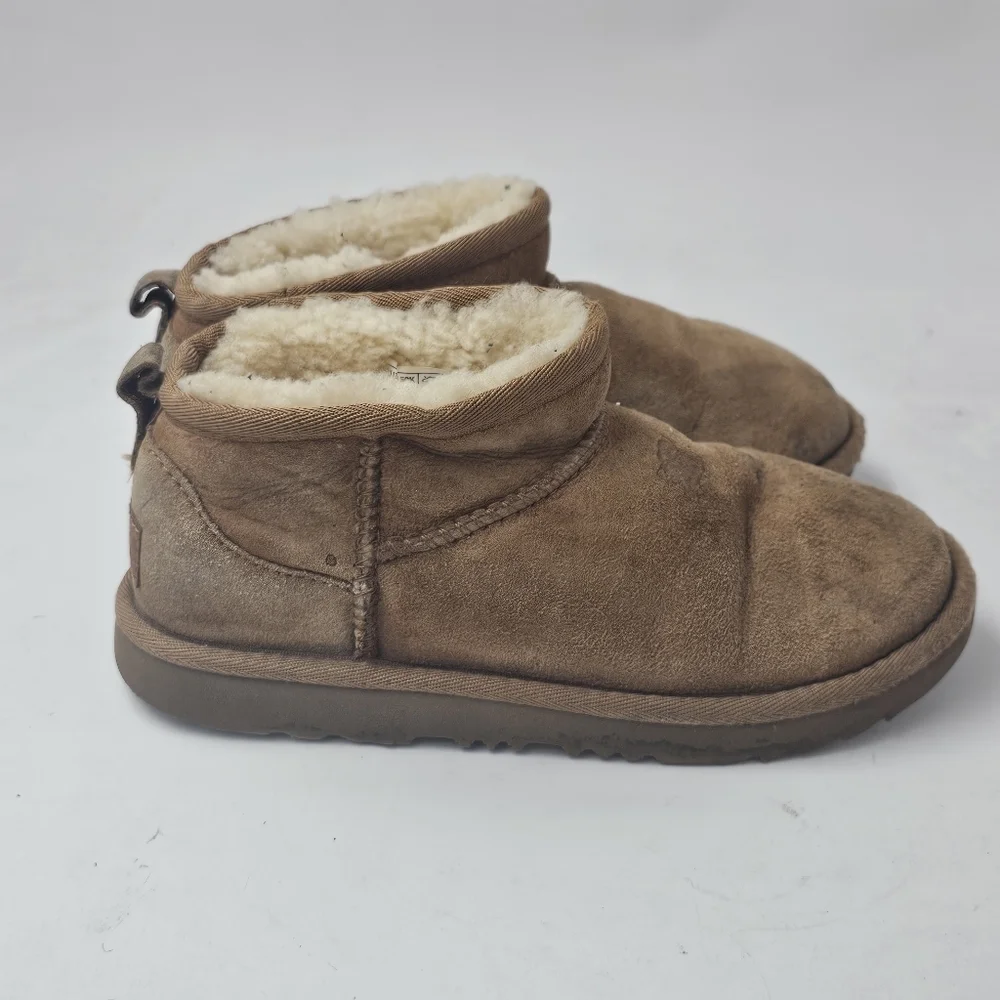 UGG Classic Ultra Mini Boots Chestnut Kids Size 3 Suede Sheepskin Cozy Snuggable